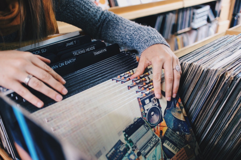boutique-RAYOL CANADEL SUR MER-min_vinyl_records_store_shopping_retro_music_audio_album_rock-684576